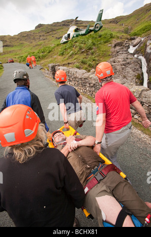 Bergrettung und Air Ambulance auf einem Berg retten Vorfall im Lake District, UK. Stockfoto