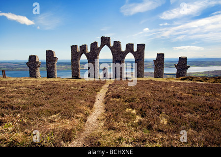 Fyrish Monument an einem schönen Tag auf Fyrish Hill, in der Nähe von Evanton, Easter Ross Schottland gesagt, eine Nachbildung des Gates Negapatam Stockfoto