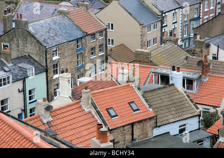 Ein Blick über die Dächer von den Fischen Dorf Staithes an der Küste von North Yorkshire. Stockfoto