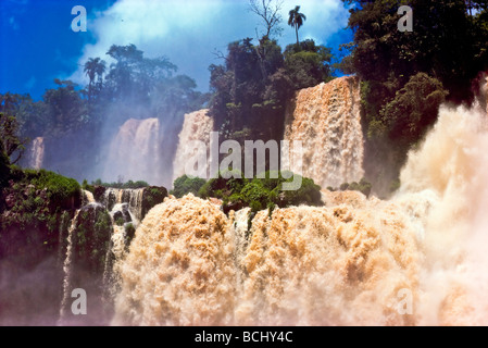 Wasserfälle Iguazu Wasserfälle Iguazu Wasserfälle mit Nebel und Wolken Brasilien/Argentinien Stockfoto