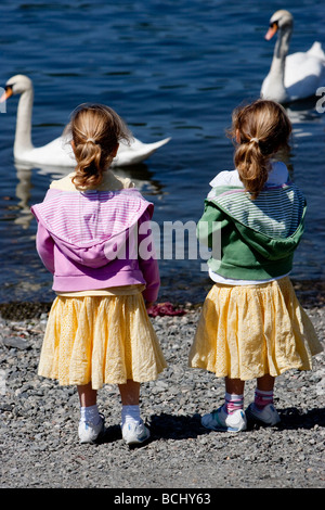 Kinder auf Tagesausflug Besuch Lake Windermere Seen Stockfoto