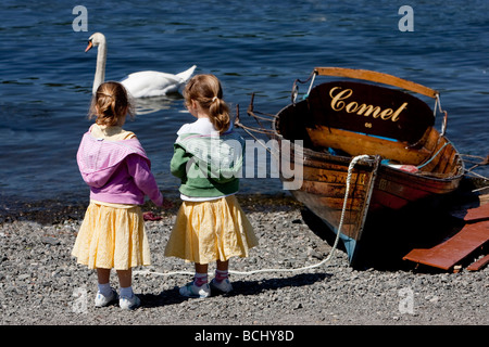 Kinder auf Tagesausflug Besuch Lake Windermere Seen Stockfoto