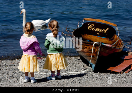 Kinder auf Tagesausflug Besuch Lake Windermere Seen Stockfoto