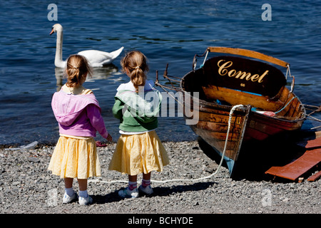 Kinder auf Tagesausflug Besuch Lake Windermere Seen Stockfoto