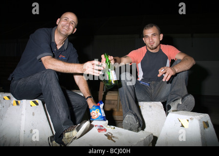 junge Libanesen Biertrinken Samstagabend Beirut-Libanon Stockfoto