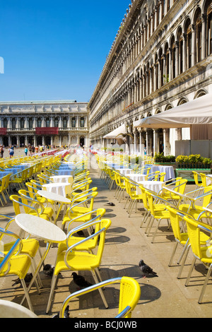 Restauranttische auf Venedig San Marco Platz Stockfoto