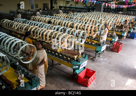 Seidenproduktion in Mysore, Indien. Die Bedrohung wird gesponnen Stockfoto