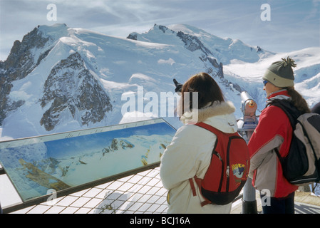Blick auf Mt-Blanc-Massiv von Mont Blanc Terrasse an der Aiguille du Midi Seilbahnstation in Alpen Frankreich Stockfoto