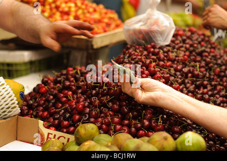 Israel Jerusalem Machane Yehuda Markt Geld wechselnde Hände Käufer für die Ware bezahlen Stockfoto