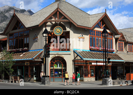 Kanada Alberta Banff Stadt Banff Avenue Geschäfte Stockfoto