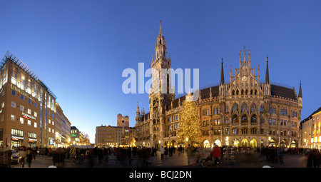 Deutschland München Marienplatz Marien Platz fair Rathaus Rathaus Weihnachtsmarkt bei Nacht Stockfoto