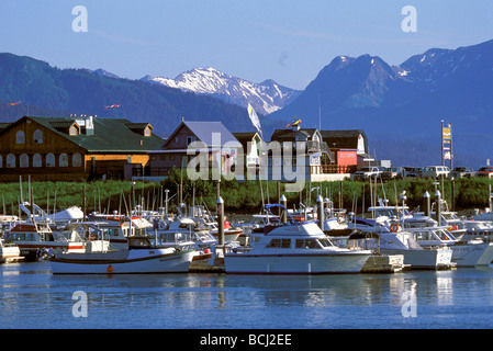 Bootshafen auf Homer Spit w/Kenai Mtns KP AK Sommer Stockfoto