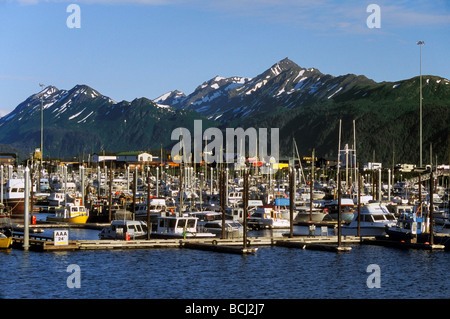 Blick auf den Hafen Homer auf die Homer Spit, Kenai Mountains in Kachemak Bay State Park, Alaska Stockfoto