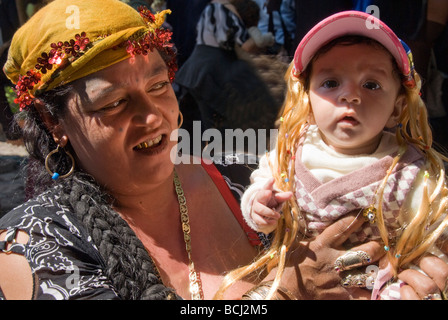 Roma-Mutter und Kind bei einem griechischen festival Stockfoto