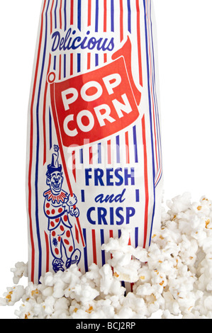 Popcorn hat aus einem gestreiften Popcorn Papiertüte verschüttet. Stockfoto