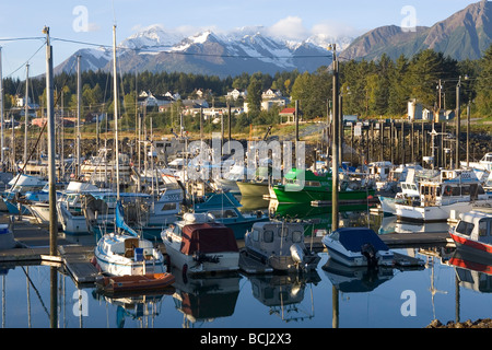 Kommerzielle & Private Boote in Haines Harbor SE AK Herbst Chilkat Range Stockfoto