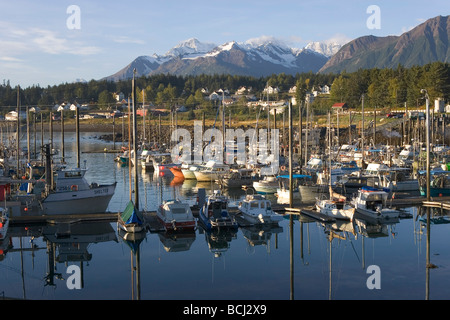 Kommerzielle & Private Boote in Haines Harbor SE AK Herbst Chilkat Range Stockfoto