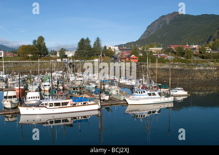 Kommerzielle & Private Boote in Haines Harbor SE AK Herbst Chilkat Range Stockfoto