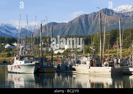 Kommerzielle & Private Boote in Haines Harbor SE AK Herbst Chilkat Range Stockfoto