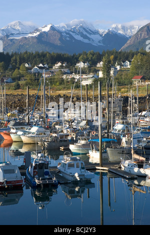 Kommerzielle & Private Boote in Haines Harbor SE AK Herbst Chilkat Range Stockfoto