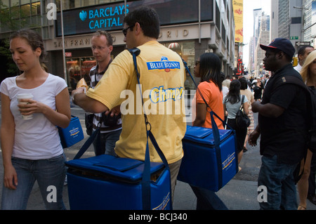 Blaue Hase Eis verschenkt 50 000 Champ Kegel im Herzen von New York manchmal eckig Stockfoto