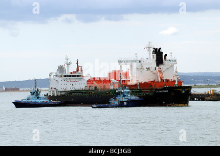 Marine Terminal Fawley Southampton UK Crude Oil Tanker T C Glenisner wird auf einen Bogen von Schleppern Trax und Apex manövriert Stockfoto