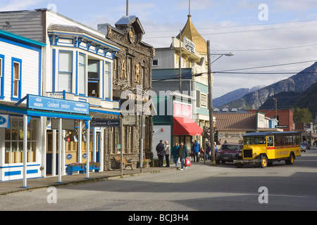 Straßenbahn-Gesellschaft Bus & Treiber @ Arctic Brotherhood Hall SE AK Skagway Frühling Stockfoto