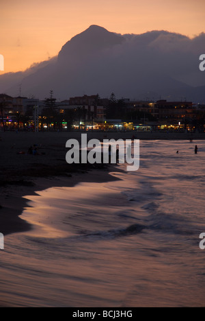 Blick entlang der Arenal Strand bis Montgo bei Sonnenuntergang, Javea / Xabia, Provinz Alicante, Comunidad Valenciana, Spanien Stockfoto