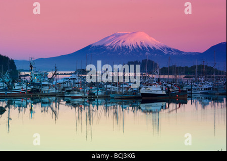 Alpenglühen Sonnenaufgang am Mount Edgecumbe und dem kleinen Bootshafen in Sitka, Alaska Stockfoto