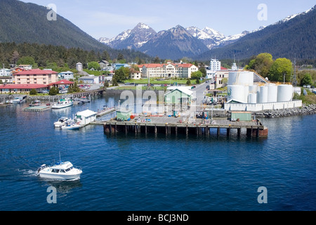 Luftbild von Sitka und der Pionier-Haus mit Sitka Kanal und Dock im Vordergrund Alaska Southeast Sommer Stockfoto