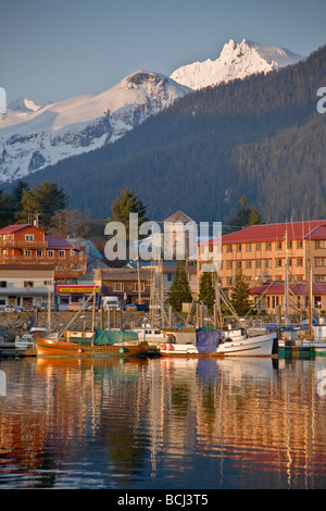 Die Innenstadt von Sitka und und kleinen Boot Hafen mit Pfeilspitze Peak im Hintergrund, südöstlich, Alaska Stockfoto