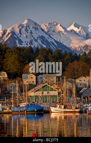 Die Innenstadt von Sitka und und kleinen Boot Hafen mit Pfeilspitze Peak im Hintergrund, südöstlich, Alaska Stockfoto