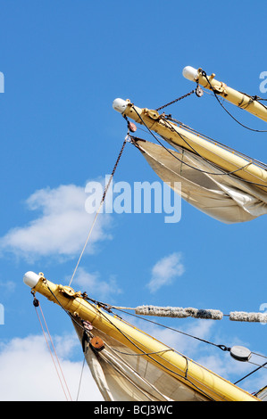 Großsegler Nock mit furled Segel und Flaschenzug Stockfoto