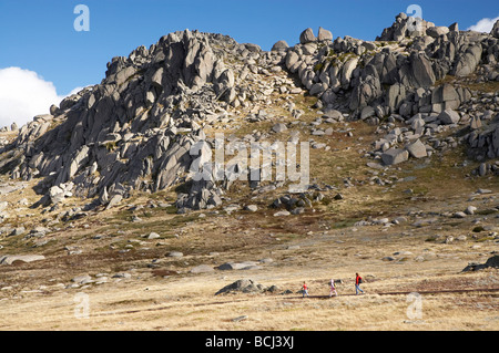 Wanderer auf dem Weg zur Mt Kosciuszko und North Rams Kopf Kosciuszko National Park Snowy Mountains New South Wales Australien Stockfoto