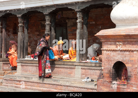 Pashupatinath, Nepal.  Sadhus, hinduistische Asketen oder heilige Männer, ruhen im Inneren ein Pati, ein Open-Air-Ruhestätte. Stockfoto