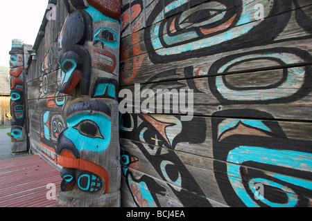 Gemälde auf Tlingit Tribal House Ft Seward Haines AK SE Herbst Closeup Stockfoto