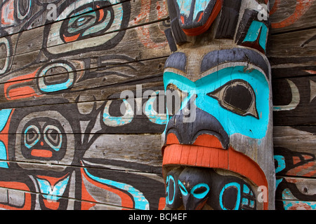 Gemälde auf Tlingit Tribal House Ft Seward Haines AK SE Herbst Closeup Stockfoto