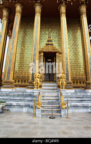 Traditionelle Strukturen verziert Gold im Grand Palace in Bangkok Thailand Stockfoto