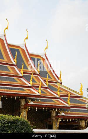 Traditionelle Strukturen verziert Gold im Grand Palace in Bangkok Thailand Stockfoto