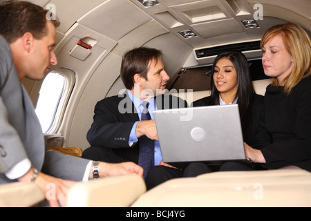 Gruppe von Geschäftsleuten treffen im Privatjet Stockfoto