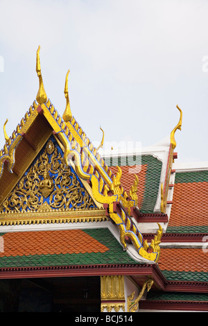 Traditionelle Strukturen verziert Gold im Grand Palace in Bangkok Thailand Stockfoto