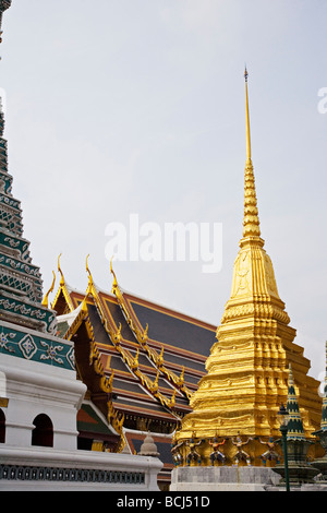 Traditionelle Strukturen verziert Gold im Grand Palace in Bangkok Thailand Stockfoto