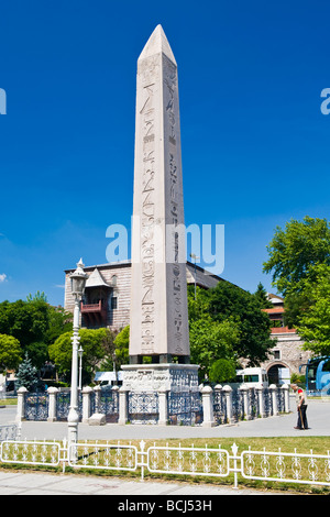 Türkei, Istanbul, Sultanahmet, zentrales Merkmal des Hippodrom, ägyptische Obelisk errichtet 1500 BC in Luxor auf Basis des Theodosius Stockfoto