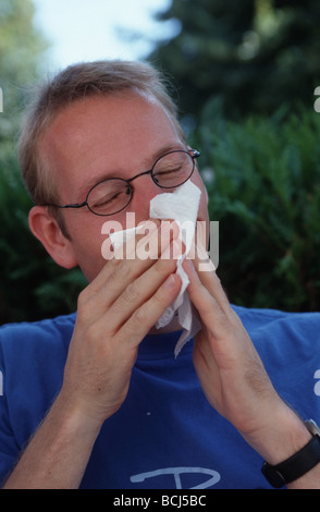 Über 30 Mann Niesen in Hanky, Heuschnupfen männliche person