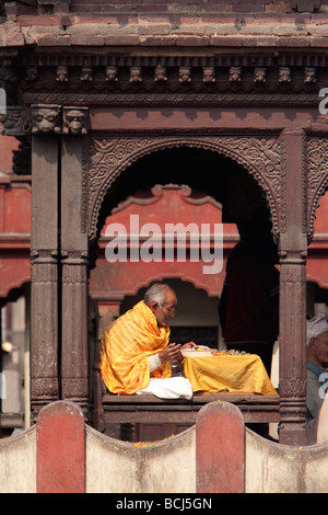 Pashupatinath Tempel, Kathmandu, Nepal.  Ein Sadhu, ein Hindu asketischen oder heilige Mann, heilige Texte zu lesen. Stockfoto