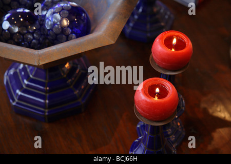 Zwei rote Kerzen am Tisch Stockfoto