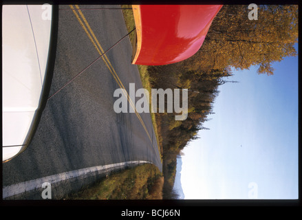 Auto fährt auf der Autobahn w / Kanu Turnagain Arm SC AK /nFall Treiber Perspektive Stockfoto