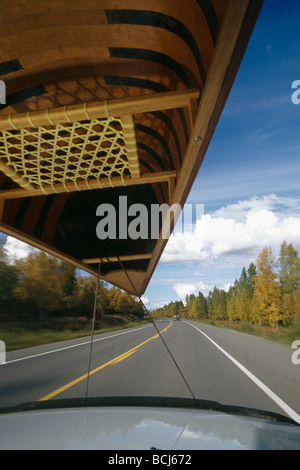 Auto fährt auf der Autobahn w / Kanu Herbst SC AK /nDrivers Perspektive Stockfoto