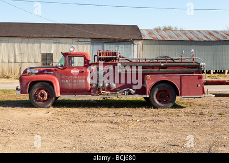 Feuer Feuerwehr LKW geparkt im Feld mit Wellpappe Metallgebäude im Hintergrund Höhenplan De Kalb, Texas USA Stockfoto