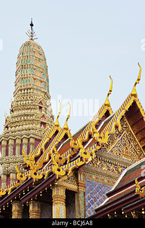 Traditionelle Strukturen verziert Gold im Grand Palace in Bangkok Thailand Stockfoto